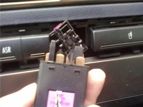 отсоединение кнопки-реле Audi A6